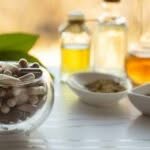 Diversi prodotti di erboristeria esposti sia in formato pasticche che in olio