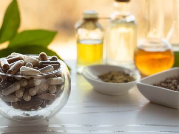 Diversi prodotti di erboristeria esposti sia in formato pasticche che in olio